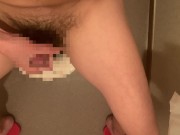 トイレで便座に座ってオナニー