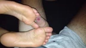 MY FRIEND STAYED HOME AND GIVES A FOOTJOB TO MY BOY AND THEN SHE GET A BIG LOAD ON HER SOLES