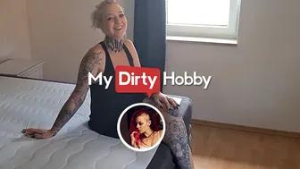 Valery Venom seduces her customer for a rough wet pussy drilling