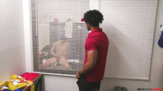 Студенты Тони Гениус и Кэмерон Джонс занялись минетом и анальным сексом с участием чернокожих мужчин.