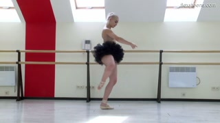 Dora Tornaszkova petite flexi blonde