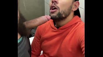 CASADO DOTADO ME FODEU NO BANHEIRO, PUTO METEU COM TUDO SEM CUSPE - FULL SHEER.COM