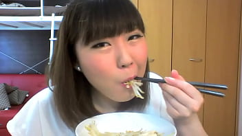 【T haru】【ASMR】A left handed girl with an interesting way of holding chopsticks