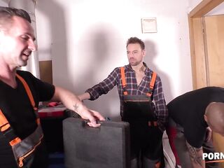 Payment is Not Required for 3 Plumbers After Hard DP of Wang-insane MILF Floozy Veronica Avluv