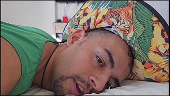 Roludos transando gostoso em cena de sexo gay quente. Dois caras bem roludos fodendo bem gostoso em cima de uma cama