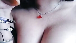 Una colombiana caliente se folla su jugoso culo en solitario