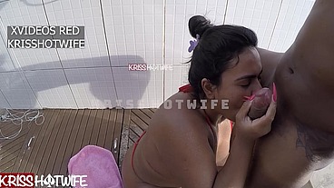 Fiz aquela chupada bem babada no pau do macho na piscina ao céu aberto do flat e beijei o corno em seguida, para sentir o gosto do pau do macho