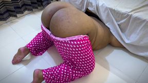 Big Ass Hot Stepmom Stuck Under Stepson&#039;s Bed &amp; She want anal fuck from him