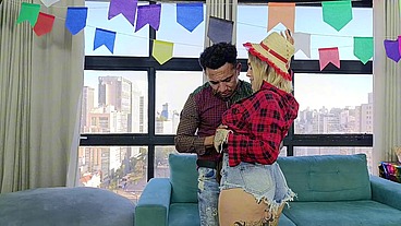 BRANQUINHA SAFADA RECEBENDO SEU MILHÃO NA FESTA JUNINA