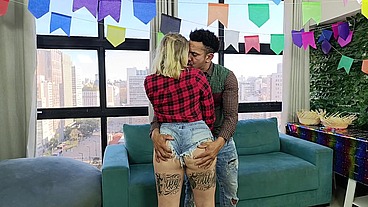 BRANQUINHA SAFADA RECEBENDO SEU MILHÃO NA FESTA JUNINA