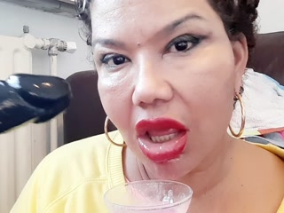 Deep Throat Slut Plays Bukkake With Real Thick Cum
