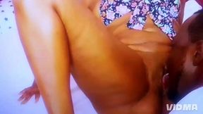 une pute brune avec une chatte chaude se fait defoncer par une grosse bite toute noire.