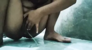 Mallu girl pissing for boyfriend