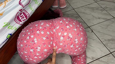 Engañe a mi Hermosa Hijastra Para que Busque de Bajo de la Cama Para Verle su Gran Culo