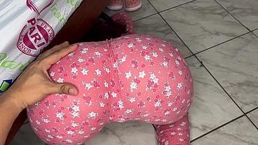 Engañe a mi Hermosa Hijastra Para que Busque de Bajo de la Cama Para Verle su Gran Culo