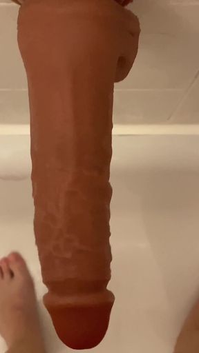 Must-see moment from &quot;I stretched myself on a wall in the bathtub &mdash; and couldn&#039;t stop 😍&quot;