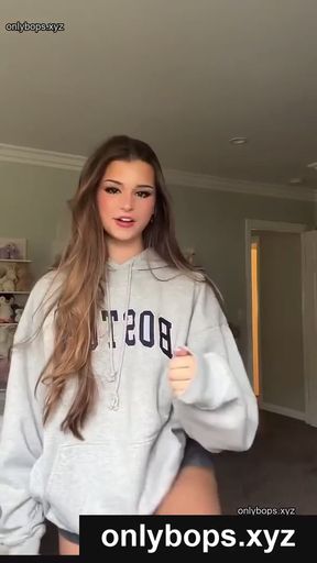 OnlyFans celebrity teen exposes her body