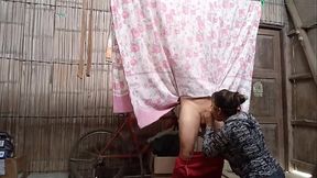 MADRASTRA CITA A HIJASTRO SUCIO, LE DICE QUE PONGA LA ROPA EN EL CORDEL Y LUEGO LE HACE UNA MAMADA CASERA. PORNO REAL CASERO