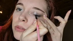 fetichisme - maquillage je porte une attention toute spéciale à ma bouche 
fetishism - make-up I pay special attention to my mouth