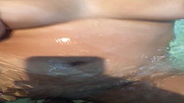Por eso me encanta venir al jacuzzi de mi vecinO cuando mi esposo se va a trabajar ..