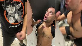 depois do trabalho encontrei os boys no wc e chupei gostoso e fodemos escondidos.