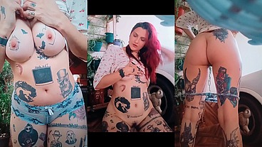 Ruiva tatuada se exibindo
