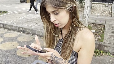 Latina cachonda se folla a dos gigolos