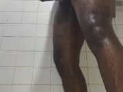 Hombre gigante se mastruba