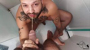 O andredogao me fez sentar no ch&atilde_o pra receber o mijao