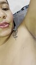 mujer de pelo corto se orina y escupe las axilas