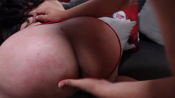 Me encuentro con la culona Kari Love con ganas que le inflamen la vagina con un trio