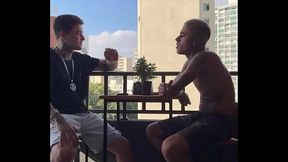 Acabei fodendo meu amigo na varanda