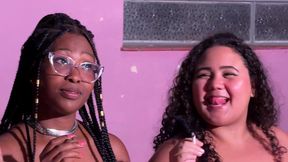 fumando pelada com as minhas amigas e conversando
