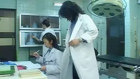 Enfermera Japonesa MILF Teniendo Sexo con Médicos en Video