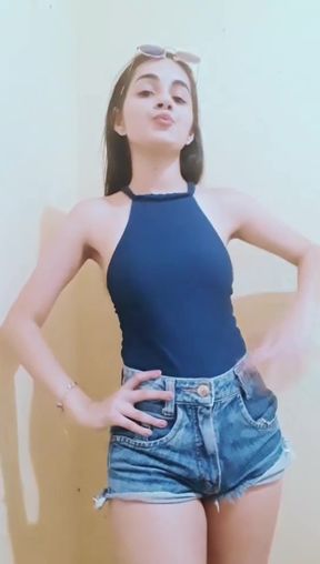 LATINA TIKTOK DANCER FLExES AND SHOWS OFF HER BRAZILIAN BODY