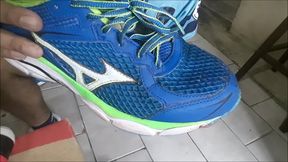 Me into sneakers (V000018)