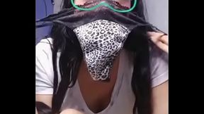 Jovencita ense&ntilde_a sus calzones por cam