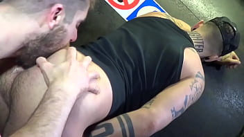 2125 un beau mec viril barbu bais&eacute_ par son pote tatou&eacute_Voici ISAC un beau mec ...