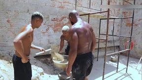 Trabalhando na obra com um amigo e o encarregado tava todo cheio de gra&ccedil_a. Safado pra pagar nossa di&aacute_ria exigiu que a gente fudesse ele.