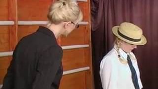 Uczennica-cosplayerka dostaje klapsa od nauczyciela za masturbację w szkole