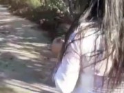 SE LA CHUPO A UN VIGILANTE DE UN VIÑEDO MIENTRAS PASEABA