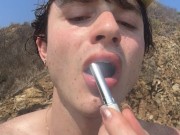 BONNE PETITE CHIENNE TRANS APPLIQUE SON LIPSTICK À PLAYA DEL AMOR.