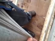 Amatoriale ita pubblico - piscio su un camion fermo mentre l'autista scarica