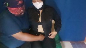 Playing with the Pussy of a Horny Headscarf Female Security Guard Using Sex Toys