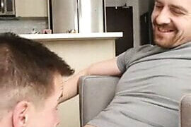 Des salopes gays à gros pénis sucent des bites et se font enculer à fond