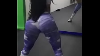 Gostosa Dan&ccedil_ando Funk de cal&ccedil_a legging na academia