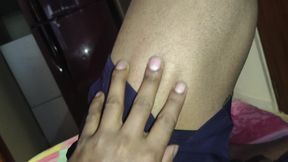 Kamwali bai jhadu pochha kar rahi hai uski bade bade bol dekh kar Muth Marne ka