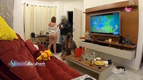 com a amiga recebendo o entregador e deixando ele nos chupar gostoso