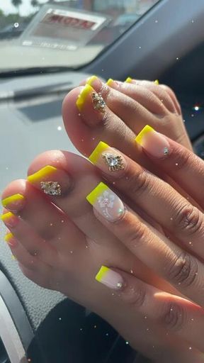 Yellow toes🤗🦶🏼