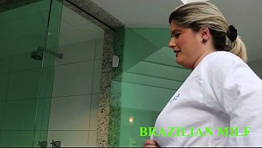 enteado espere o seu pai sair de casa para ir olhar e foder a sua madrasta safada